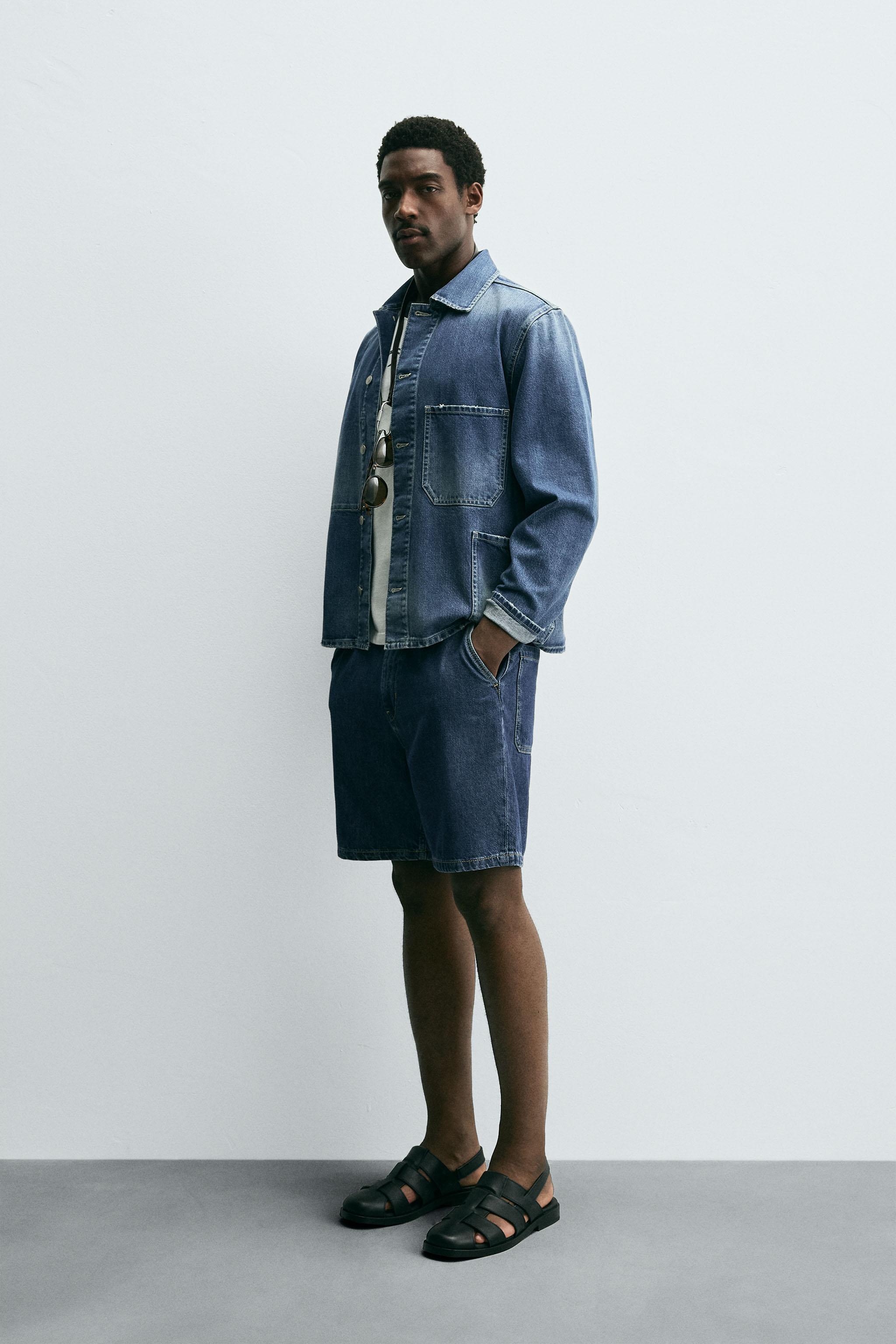 BERMUDA EN DENIM LÉGER STRAIGHT FIT